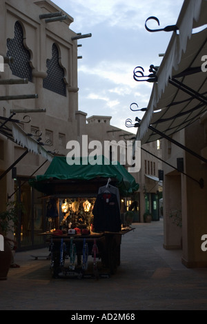 Il Madinat Jumeirah e shopping mall costruito nel tradizionale Souk arabo architettura del mercato Foto Stock