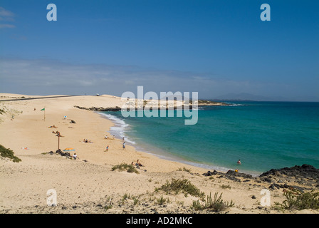 Dh Playa del Moro Corralejo Fuerteventura gente sulla spiaggia sabbiosa dove poter prendere il sole e nuotare isole canarie Spagna Foto Stock