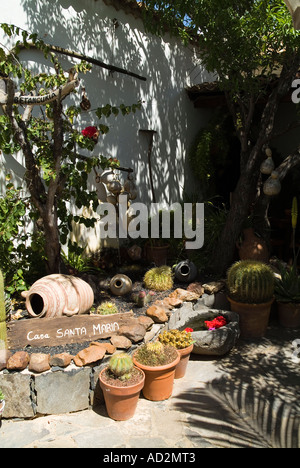 Dh Casa Santa Maria BETANCURIA FUERTEVENTURA Fuerteventuran vecchia capitale house patio cafe catus garden display Foto Stock