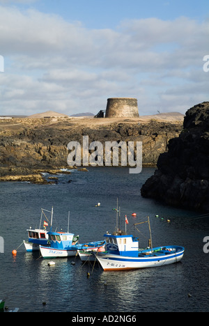 Dh El Cotillo FUERTEVENTURA El Toston Tower e barche nel porto Foto Stock