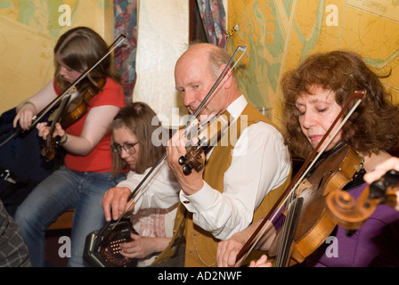 dh Folk Festival STROMNESS ORKNEY musicisti suonando strumento musicale pubblico casa scozzese cultura evento giocare pub fiddle musica sessione scozia Foto Stock