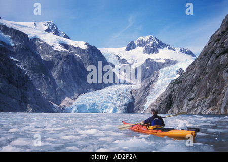 Kayak di fronte al parco nazionale dei fiordi Kenai Glacier nordoccidentale in Alaska Foto Stock