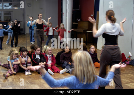 Una classe di streetdance per giovani i bambini Foto Stock