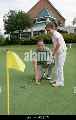 Newport News Virginia, Golf Club al Deer Run, putting green, madre, genitore, genitori, figlia, AIM, buca, clubhouse, VA070615085 Foto Stock