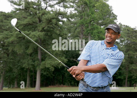 Newport News Virginia, Golf Club at Deer Run, uomo nero maschio, golfer, ferro, club, swing, VA070615091 Foto Stock