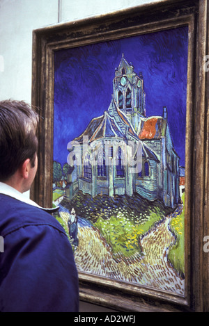 L'uomo la visualizzazione di 'La chiesa a Auvers' di Vincent Van Gogh. Foto Stock