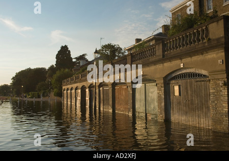 St Helena Terrace, Richmond upon Tamigi, vecchie barche che inondano il Tamigi. Le inondazioni coprono il Tamigi Towpath. Surrey 2007 2000s Regno Unito Foto Stock