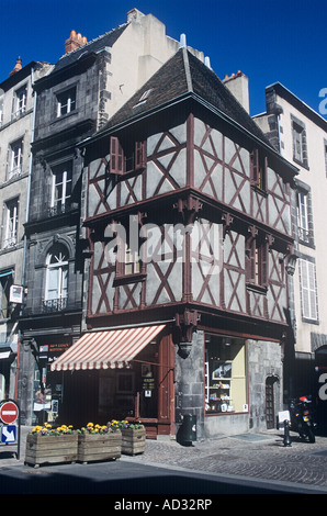 Una semi-edificio con travi di legno in una zona centrale per lo shopping a Riom in Auvergne settentrionale Foto Stock