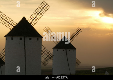 Mulino a vento, sky,soffitto, clud, area Campo de Criptana, Ciudad Real, Don Chisciotte, Sancho Panza, Cervantes, La Mancha, in Spagna Foto Stock