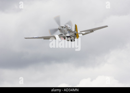 North American P-51D Mustang G-MSTG 414419 LH-F 'Janey' il decollo da Breighton Airfield Foto Stock