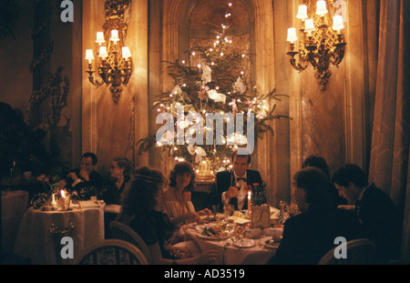 Festa di Capodanno al Ritz Hotel London England 1986 1980s HOMER SYKES Foto Stock