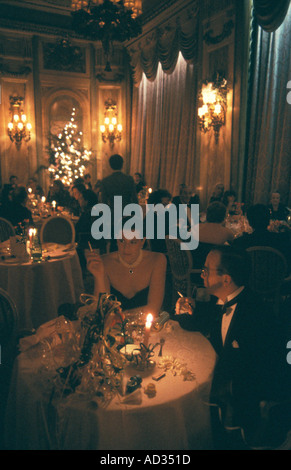 Festa di Capodanno al Ritz Hotel London England 1986 1980s HOMER SYKES Foto Stock