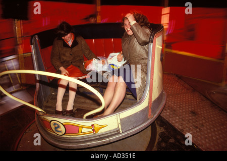 Due ragazze adolescenti degli anni 80 su un Waltzer che gira intorno all'annuale Kings Lynn Mart Norfolk England. 80 ANNI, REGNO UNITO, HOMER SYKES Foto Stock