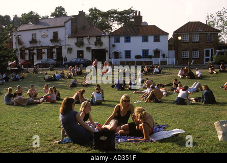 Pub di Wimbledon a Wimbledon Common, amici di gruppo al sole estivo seduti sui prati fuori dal Crooked Billet Londra SW19 UK 2000s 2001 HOMER SYKES Foto Stock