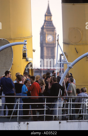 In barca sul fiume bar ristorante sul fiume Tamigi Big Ben in background Westminster. Londra. Dopo il lavoro londinesi, godetevi un drink 1990S UK HOMER SYKES Foto Stock