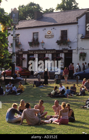 Wimbledon Common pub, amici di gruppo seduti sui prati fuori dal Crooked Billet pub con un drink estivo. Pub di Londra SW19 Regno Unito anni '2000 2001HOMER SYKES Foto Stock