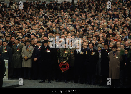 Domenica della memoria dei veterani di guerra al Cenotaph Whitehall Londra Inghilterra Regno Unito. 1980s 80s UK HOMER SYKES Foto Stock