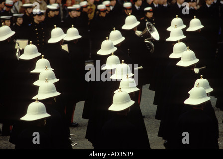 Ricordo domenica la banda delle forze armate britanniche marciano oltre al Cenotaph Whitehall Londra Inghilterra 1980S 80S UK HOMER SYKES Foto Stock