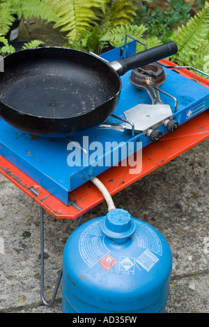 Camping fornello a gas con il gas butano canister Foto Stock