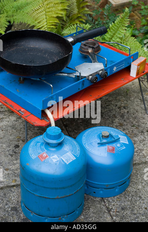 Camping fornello a gas con il gas butano canister Foto Stock