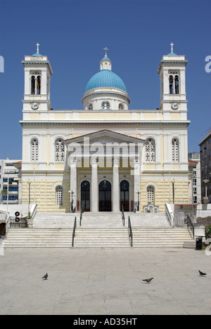 Pireo Attica nave da crociera porta per Atene chiesa greco-ortodossa di San Nicola patrono dei marinai greci Twin towers e cupola blu Grecia UE Foto Stock