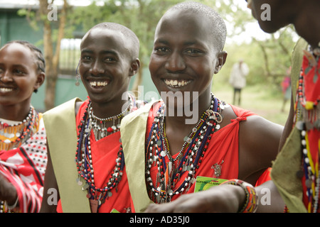 Gli studenti e i familiari alla prima laurea di Koiyaki scuola guida, il Masai Mara, Kenya Foto Stock