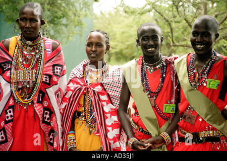 Gli studenti e i familiari alla prima laurea di Koiyaki scuola guida, il Masai Mara, Kenya Foto Stock