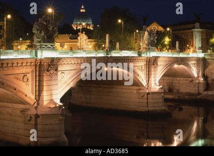 Vista sul fiume Tevere e la Basilica di San Pietro Roma Italia di notte da Steven crepuscolo Foto Stock