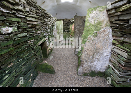 All'interno del neolitico Unstan chambered sepoltura cairn Isole Orcadi Scozia UK Foto Stock