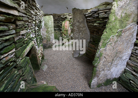 All'interno della sepoltura del neolitico Unstan chambered cairn Isole Orcadi Scozia UK Foto Stock