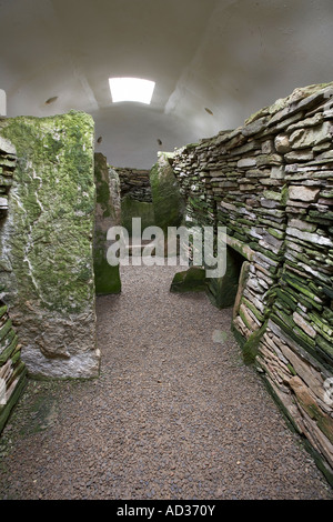 All'interno della sepoltura del neolitico Unstan chambered cairn Isole Orcadi Scozia UK Foto Stock