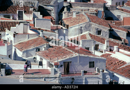 Una donna si blocca il lavaggio sul suo terrazzo, nel villaggio di Alcudia de Monteagud. Foto Stock