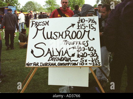 I funghi magici a base di erbe e alti vengano venduti al festival di cannabis in Brockwell Park di Londra. Foto Stock