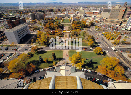 Vista attraverso il Centro Civico verso il centro cittadino di Denver e le Montagne Rocciose dalla cupola del Campidoglio dello Stato del Colorado. Foto Stock