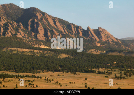 Vista sul Flatirons nelle montagne vicino a Boulder, Colorado, Stati Uniti d'America. Foto Stock