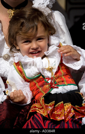 Bambino in costume tradizionale alla Festa di Sant'Efisio a Cagliari Sardegna Italia Foto Stock