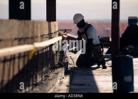 Operaio edile lavorando su un alto edificio. Foto Stock