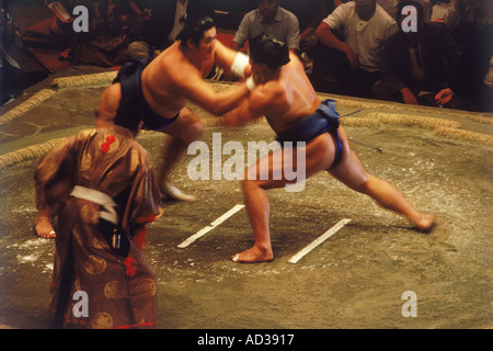Lottatori di Sumo indossando mawashi o perizoma combattimenti in cerchio chiamato dohyo Foto Stock