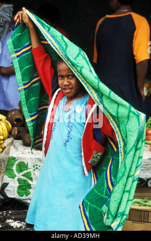 Ragazza con asciugamano a Suva mercato, isole Figi Foto Stock