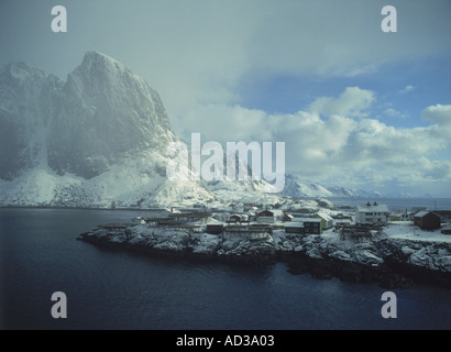 Piccolo villaggio di pescatori di Hamnoy sull isola di Moskenes nelle Isole Lofoten Foto Stock