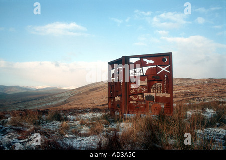 Hugh macdiarmid monumento con sfondo innevato e colline langholm Dumfries and Galloway scotland Foto Stock