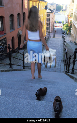 Donna shopper scarpe passando a sinistra su fasi di Stoccolma walking street Foto Stock