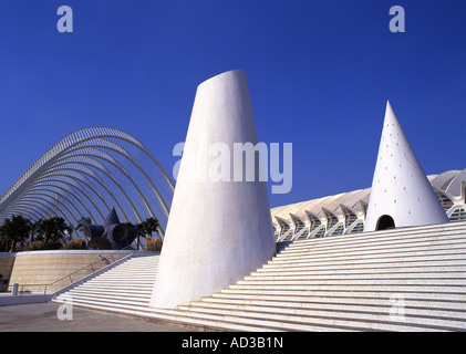 Il camino, il Museo della Scienza e il Umbracle archway Città delle Arti e delle Scienze di Valencia Spagna Foto Stock