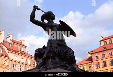 Syrenka statua sulla piazza del Mercato nella Città Vecchia di Varsavia Foto Stock