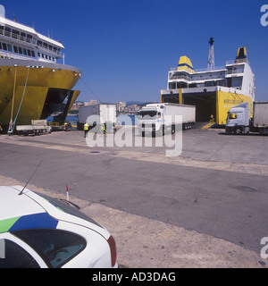 Le operazioni merci, autocarri e container essendo caricati su traghetti nel porto di Palma de Mallorca. Foto Stock