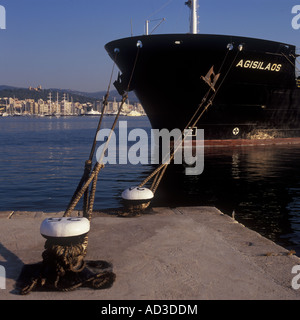 La mattina presto immagine di prodotto petrolifero vettore " AGISLAOS' di scarico cargo, porto di Palma de Mallorca. Foto Stock