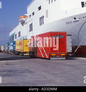 Pacco il trasporto di autocarri allineando pronti a lanciarsi su EUROLINEAS MARITIMAS S.A. Roll On Roll off Cargo traghetto "Borja' per Barcelon Foto Stock