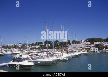 Vista guardando a Nord Ovest - con ormeggiata la barca a vela e barche a motore e barche colorate case, marina lato blocchi di appartamenti e di navigazione h Foto Stock