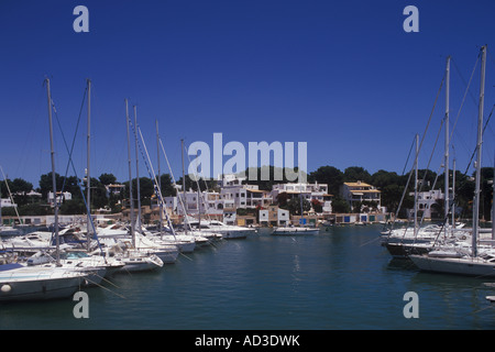 Vista guardando a Nord - con partenza in barca a vela, yacht ormeggiati yacht a vela e colorate case battello e marina appartamento lato blocco Foto Stock