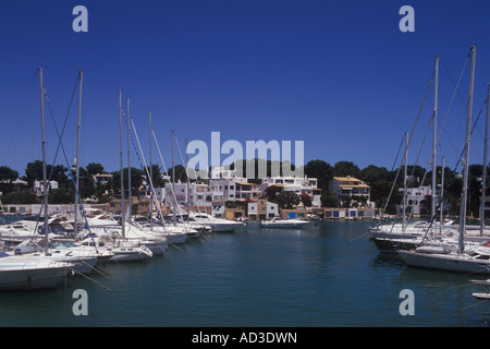 Scena in Cala D'Or Marina, Cala D'Or, Santanyi, Sud Est Maiorca, isole Baleari, Spagna. Foto Stock